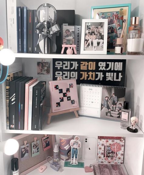 Kpop Frame Ideas, Concert Shadow Box Ideas Kpop, Txt Room Ideas, Kpop Album Organization, K Pop Album Shelf, Small Kpop Shelf, Kpop Album Display, Kpop Bookshelf, K-pop Room