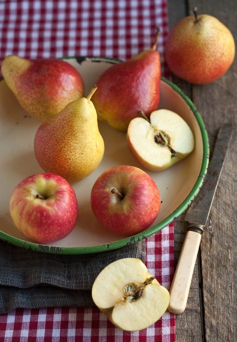 Fruit Photoshoot, Cinnamon Drizzle, Autumnal Inspiration, Apple Pear Crisp, Quince Recipes, Water Flavors, South African Food, Fruit Store, Ripe Pears