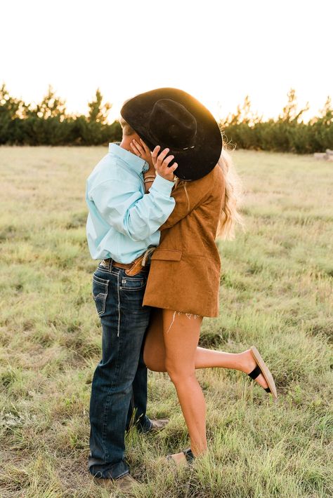 Cowboy Pictures Couples, Engagement Photo Cowboy Hat, Couple Picture Ideas Cowboy Hat, Engagement Photos With Hats, Engagement Photo Poses With Cowboy Hat, Cowboy Hat Couple Photoshoot, Couple Poses With Cowboy Hat, Cowboy Hat Kissing Photo, Cowboy Hat Pictures Photo Shoot