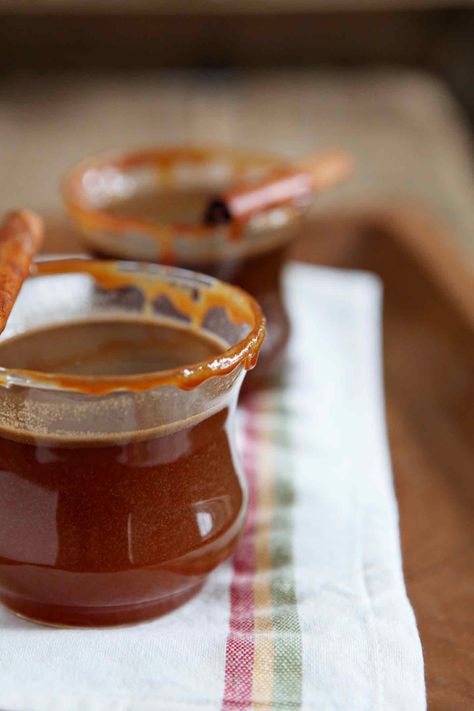 Spiked Caramel Apple Cider is the ultimate fall drink that's great for sharing. Learn how to make this fall cocktail and how to make a booze-free rendition of it for those who don't imbibe, too! #EasyEntertaining #SpeckledPalate Spiked Caramel Apple Cider, Apple Cider Homemade, Apple Cider Bourbon, Caramel Bourbon, Bourbon Cider, Caramel Apple Cider, Spiked Cider, Bourbon Apple Cider, Spiked Apple Cider