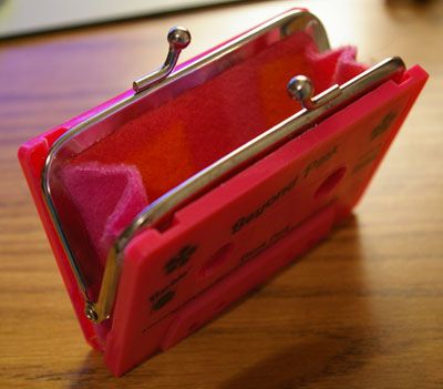 Cassette tape change purse via Craftser This cassette tape..... Diy Cassette, Cassette Tape Crafts, Cassette Tape Art, Diy Coin Purse, Purse Diy, Tape Art, Diy Bags Purses, Diy Purse, Tape Crafts