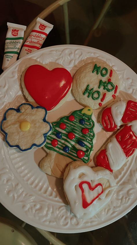 christmas // christmas cookies // aesthetic // cookie decorating // christmas spirit // christmas aesthetic // christmas cookie aesthetic // festive Christmas Cookie Decorating Aesthetic, Decorating Christmas Cookies Aesthetic, Cookie Decorating Aesthetic, Christmas Cookie Aesthetic, Cookie Decorating Christmas, Christmas Cookies Aesthetic, Cookie Aesthetic, Baking Christmas Cookies, Cookies Aesthetic