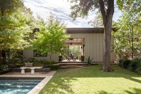 Quietly+tucked+in+the+highly+sought+after+Bouldin+Neighborhood+in+Austin,+Texas,+is+a+recently+renovated+bungalow.+The+three-bedroom,+two-bathroom+house+opens+out+to+a+lush+backyard+with+a+relaxing+swimming+pool.+ Texas Backyard, Lush Backyard, Beach Cottage Exterior, Backyard Swimming Pool, Porch Inspiration, Private Backyard, Modern Floor Plans, Cottage Exterior, Screen Porch