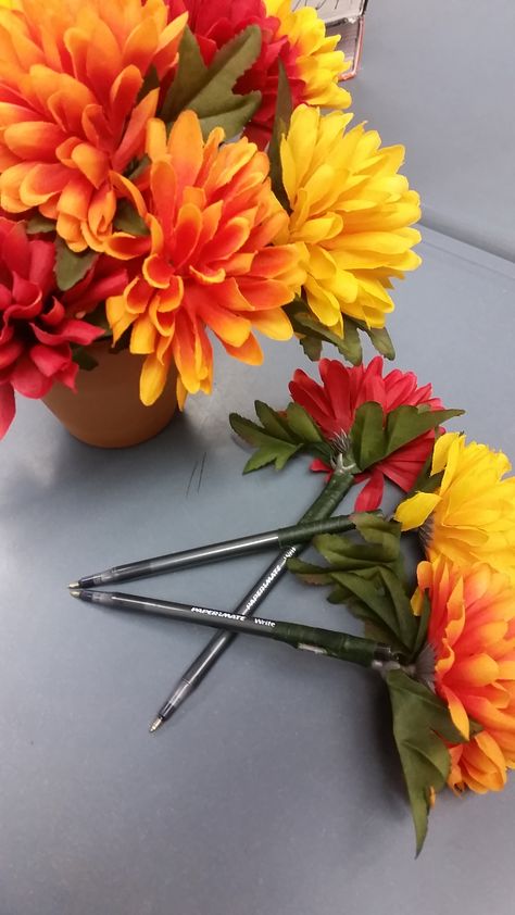 Can't afford to keep replenishing your pen/pencil stock for your students? Make these simple DIY flower pens. Simply purchase a pack of pen or pencils and tape artificial flowers to them! Did you know that most Dollar Trees carry fake flowers? Diy Flower Pens, Flower Pens Bouquet, Pen Bouquet, Referral Gifts, Pen Flowers, Duct Tape Rose, Birthday Pencils, Diy Pens, Dollar Tree Flowers