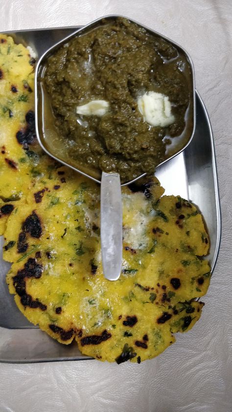 [I ate] Sarson ka Saag and Makki ki Roti (Mustard greens and maize bread). It is a famous Punjabi dish from India. #food #meal #foods #healthyfood #keto Foodie Pics, Punjabi Food, Breakfast Recipes Indian, Vegetarian Fast Food, Vegetarian Snacks Recipes, Food Carving, Delicacy Food, India Food, Homemade Breakfast