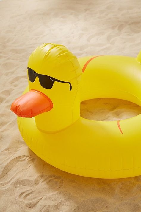 Giant Rubber Duckie Pool Float Urban Outfitters Apartment, Outdoor Beach Decor, Summer Pool Floats, Pool Party Games, Food Art Photography, Beach Games, Beach Gear, Pool Floats, Summer Pool