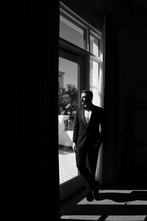 Hotel Portrait Photography, Groom Getting Ready Pictures Photo Ideas, Wedding Groom Photography, Wedding Poses Groomsmen, Wedding Groom Photoshoot, Editorial Groomsmen Photos, Wedding Poses For Groom, Groom Poses Photography, Indoor Wedding Portraits