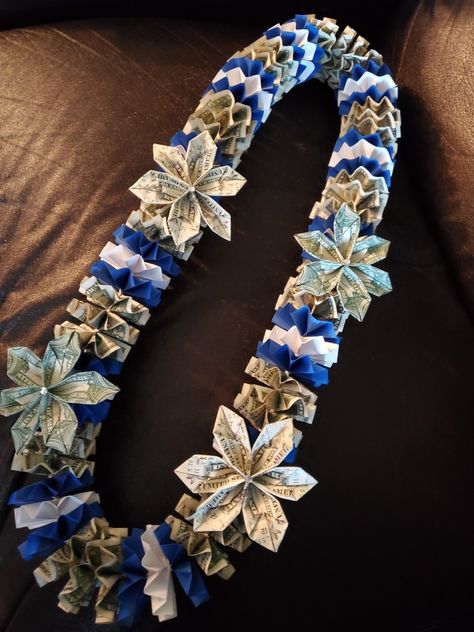 Money Flowers For Lei, Money Lai, Money Leis For Graduation Diy, Graduation Lei Ideas, Money Leis For Graduation, Money Bouquets, Grad Leis, Graduation Leis Diy Ribbons, Money Lei Diy