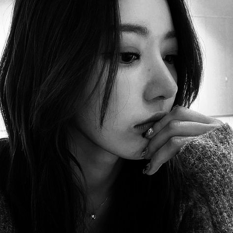 Le Sserafim Dark Aesthetic, Sakura Miyawaki Lesserafim, Sakura Dark Icon, Sakura Black And White, Kpop Dark Icons, Lesserafim Icons, Black And White Icons, Sakura Lesserafim, Sakura Icons