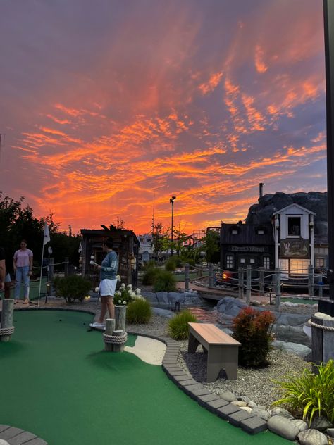 Mini Golf Friends, Mini Putt Aesthetic, Mini Putt Course, Mini Golf Date Aesthetic, Mini Golfing Aesthetic, Mini Golf Aesthetic, Mini Golf Date Outfit, Golfing With Friends, Golf Course Aesthetic