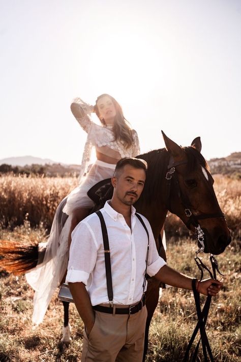 Engagement Photos With Horses, Couple Horse Photography, Horse Engagement Photos, Photos With Horses, Horse Wedding Photos, Horse Photoshoot Ideas, Western Engagement Photos, Horse Couple, Mode Country