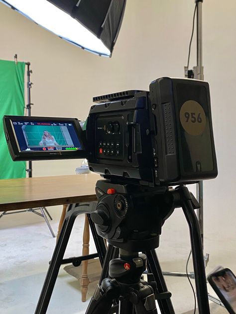 #film #filmedit #filmset #cameragear #camera #studio #greenscreen #filmaesthetic #aesthetic Filming Studio Aesthetic, Camera Man Aesthetic, Reality Tv Aesthetic, Videographer Aesthetic, Cinematography Camera, Fantasy Lifestyle, Camera Studio, 2025 Goals, Journalism Career