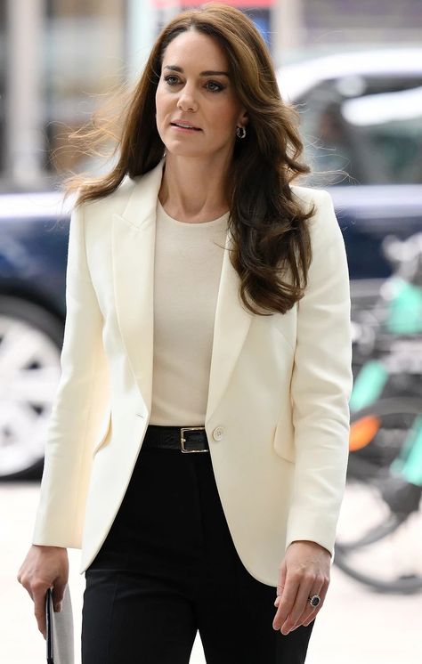 Chef Jamie Oliver, Outfit Tutorial, Princesse Kate Middleton, Princess Catherine, Catherine Elizabeth Middleton, Princess Kate Middleton, Middleton Style, Chic Blazer, Business Chic