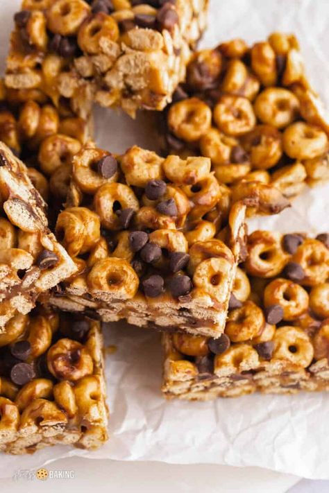 This peanut butter Cheerios bars recipe has 4 simple ingredients, and are quick and easy no-bake peanut butter bars that are a perfect grab and go snack! | stressbaking.com Cherrios Bars No Peanut Butter, Cheerio Dessert, Cherios Recipes, Cheerios Dessert, Cheerios Bars, Peanut Butter Cheerios, Gluten Free Chocolate Peanut Butter, Baking Recipes Dinner, Cheerios Snacks