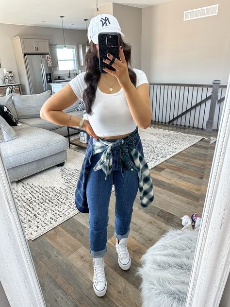 Flannel Spring Outfits, Casual Spring Outfits With Sneakers, Baseball Games Outfit, Park Outfit Ideas Spring, Spring Flannel Outfits, Amusement Park Outfit Spring, White Jeans Outfit Spring Casual, Park Outfit Spring, Flannel Outfits Spring