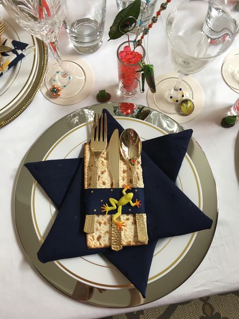 Passover Place Cards, Passover Decorations House, Passover Dinner Table Decor, Passover Centerpieces, Passover Outfits, Passover Table Setting Ideas, Seder Table Decorations, Passover Decorations Table Settings, Passover Table Decor