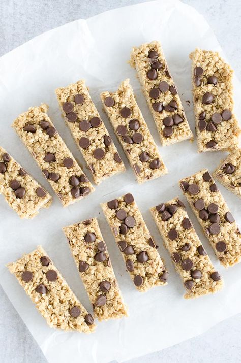 A no-bake recipe for homemade granola bars that is super easy and fast!  This chewy granola bar recipe uses just a few pantry ingredients so you can have a healthy snack ready for your kids any day of the week. Chewy Granola Bar Recipe, Homemade Chocolate Chip Granola Bars, Sugar Free Granola Bars, Diy Granola Bars, Easy Homemade Granola Bars, Oatmeal Granola Bars, Granola Bar Recipe Chewy, Chewy Granola Bars Homemade, Soft Granola