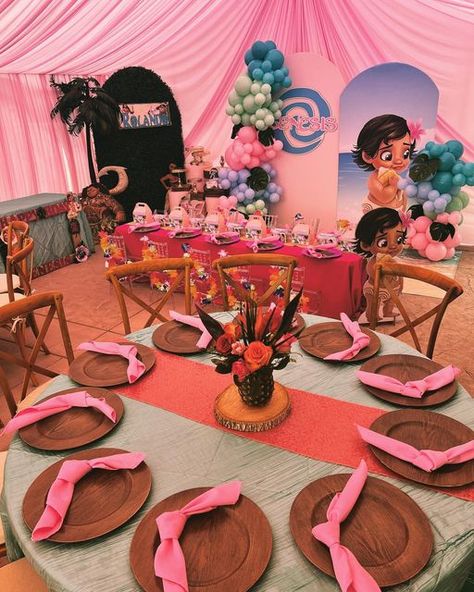 2nd Moana Birthday Party For Girl, Moana Table Set Up, Moana Birthday Centerpieces, Moana Table Decorations, Moana 3rd Birthday Party, Moana Baby Shower Theme, Moana 2nd Birthday Party For Girl, Moana Dinner, Moana Birthday Party Ideas Decoration