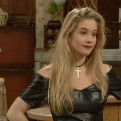 KELLY BUNDY Kelly Bundy, Christina Applegate, Married With Children, Actrices Hollywood, 90s Fashion, A Black, Style Icons, Blonde Hair, Cross Necklace