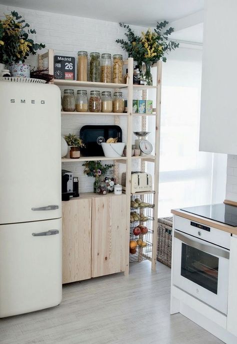 Open Kitchen Organization Storage Ideas, Ikea Open Storage Kitchen, Minimalist Kitchen Storage, Minimalist Kitchen Ideas Small Spaces, Industrial Kitchen Organization, Boho Kitchen Storage, Minimalist Room Storage, Kitchen Open Storage Ideas, Ikea Kitchen Appliances