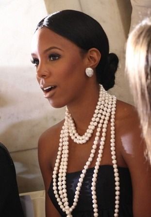 Don't care for the pearls, but the face is flawless. #celebritiespearls #celebritieswearingpearls #celebritiesrockingpearls #pearls #celebrities Kelly Rowland Style, How To Wear Pearls, Wearing Pearls, Bijoux Art Nouveau, Kelly Rowland, Jill Stuart, Black Is Beautiful, Front Row, Beautiful People