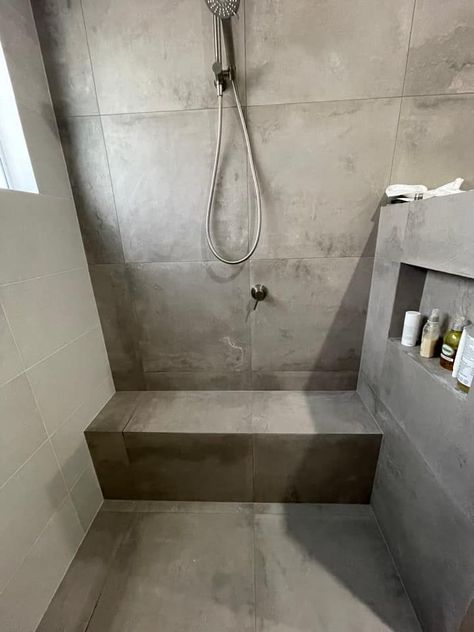 Shower Bench Built In, Separating Wall, Built In Shower Seat, Concrete Shower, Wet Room Shower, Bathroom Design Layout, Concrete Bathroom, Shower Seat, Shower Cabin