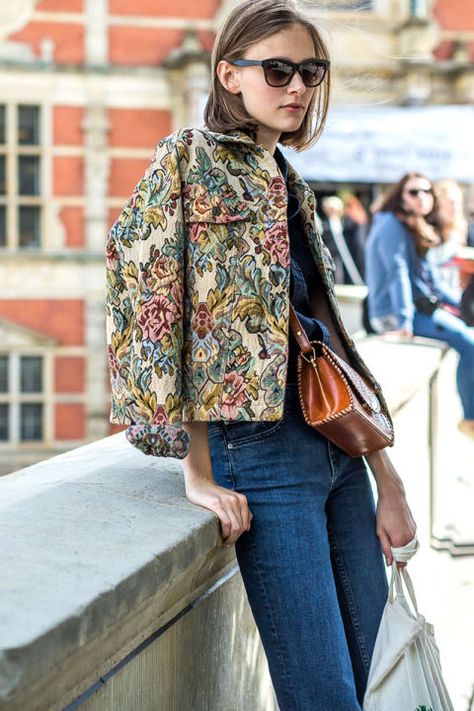 A cropped tapestry jacket makes for the perfect lightweight layer. Patterned Jacket Outfit, Tapestry Outfit Ideas, Tapestry Jacket, Statement Jacket, Chic Fall Outfits, Fall Outfit Ideas, Jacket Outfit, Floral Jacket, Outfit Inspiration Fall