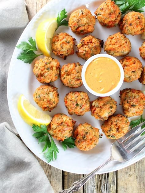 Salmon Cakes Recipe, Lemon Aioli, Aioli Recipe, Salmon Cakes, Baked Salmon, Crab Cakes, Croquettes, Aioli, Easy Delicious