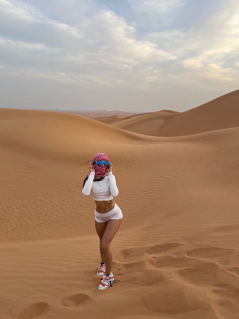 IG @ aliviacampos Best Family All Inclusive Resorts, Family All Inclusive Resorts, Dubai Desert Outfit, Sand Dunes Outfit, Top All Inclusive Resorts, Desert Photoshoot Ideas, Dubai Outfit, Desert Outfit, Desert Photoshoot