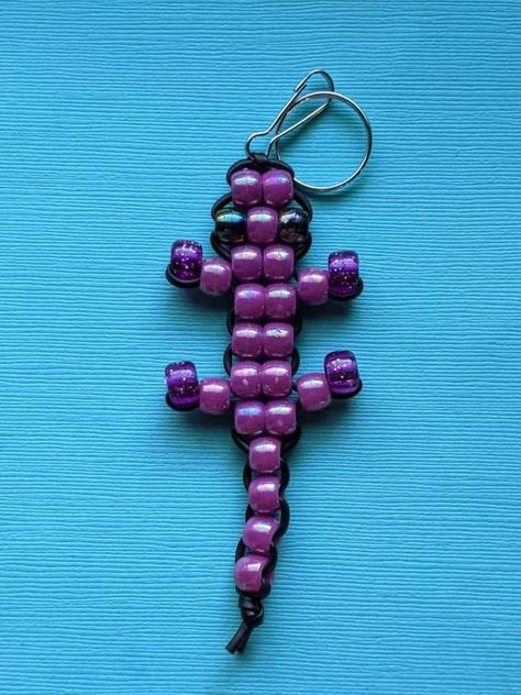 Mini Pearl/glitter Lizard Keyrings - Etsy #BeadingPatterns #BeadPattern #BeadPatternsEasy #BeadPatternsAnimals #EasyPerlerBeadPatterns Mini Beaded Lizard, Gecko Bead Pattern, Pony Beads Keychains, Pony Beads Crafts, Bead Pets Pattern, Bead Animals Patterns Easy, Patterns For Bracelets, Beads Animals, Bead Lizard