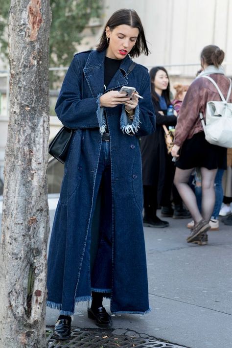 Fashion Weeks Street Style Wearables | Blue is in Fashion this Year | Bloglovin’ Creme Outfits, Autumn Woman, Trench Coat Outfit, Denim Trench Coat, Coat Outfit, Paris Fashion Week Street Style, Fall Wear, Maryam Nassir Zadeh, Fashion Life