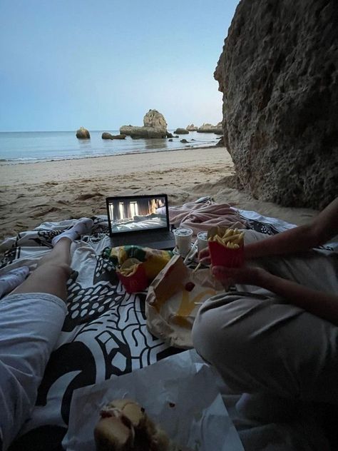 Bf Dates Ideas, Aesthetic Couple Date Ideas, Beach Date Aesthetic Couple, Cute Beach Date Ideas, Cute Date Activities, Aesthetic Dates With Bf, Bf Date Ideas, Beach Date Ideas Romantic, Date Ideas For New Couples Pictures