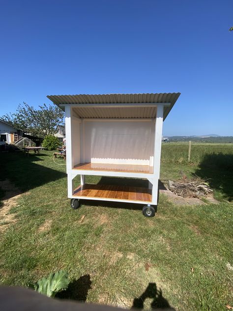 Produce Stand On Wheels, Portable Farmers Market Stand, Diy Farmstand On Wheels, Veggie Stand Roadside, Small Produce Stand, Roadside Farm Stand On Wheels, Diy Farm Stand How To Build, Porch Pick Up Bakery, Farm Stand On Wheels