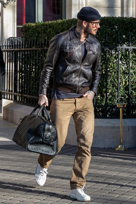 David Beckham weekend look. David Beckham Casual, David Beckham Outfit, David Beckham Style Outfits, Leather Jacket Outfit Men, David Beckham Style, Leather Jacket Men Style, Stylish Men Casual, Leather Jacket Style, Cooler Look