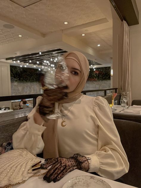 Aesthetic Hijab Outfit, Hijabi Aesthetic Outfits, Aesthetic Outfits Hijab, Dark Feminine Style, Feminine Aesthetic Outfits, Mode Indie, Outfits Muslim, Luxury Lifestyle Fashion, Muslim Outfits Casual