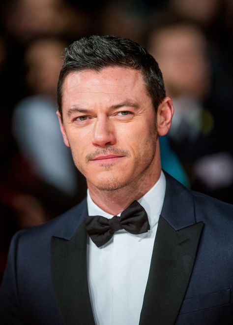 These Steamy Luke Evans Pictures Will Make You Crank the AC Up to Full Blast Luke Evans Actor, James Bond Actors, Ryan Guzman, Taylor Kitsch, Travis Fimmel, Joe Manganiello, Luke Evans, Celebrities Humor, Christian Grey