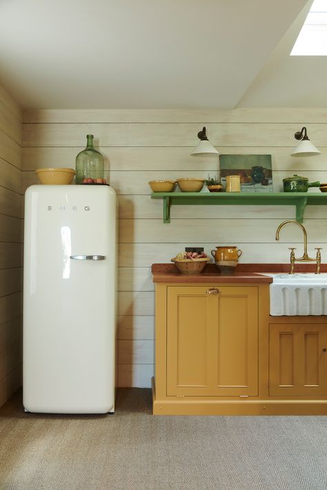 Smeg Cooker, 60s Interior Design, Classic English Kitchen, Smeg Fridge, Fishermans Cottage, Devol Kitchens, Huge Kitchen, English Kitchens, Big Table