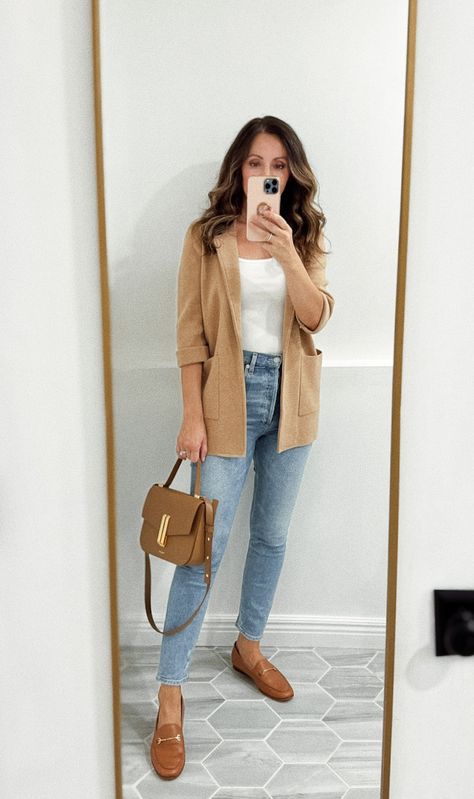 Loafers Outfit Women, White Top Jeans, Camel Outfit, Camel Blazer, Loafers Outfit, Oversized Striped Sweater, Look Formal, Top Jeans, Blazer White