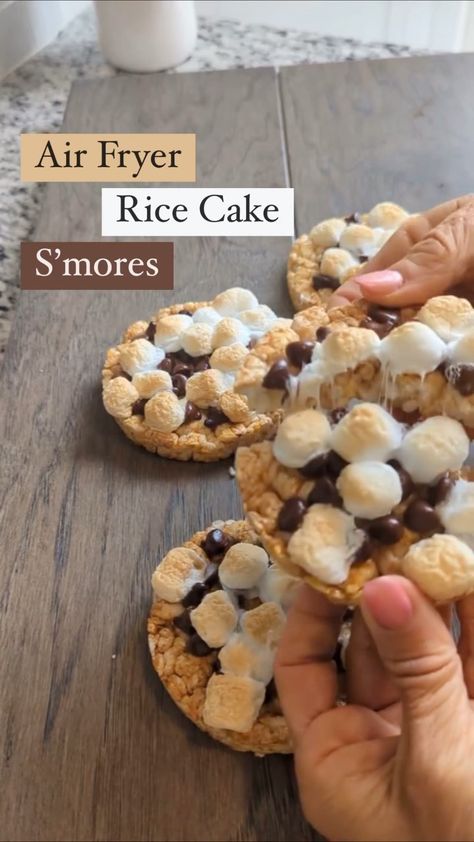 healthbeet on Instagram: TikTok viral recipe: S’more’s rice cakes! 100 calories each; 2 g protein, 21 g carbs, 2 g fat, 2 g fiber Makes 4 Ingredients: 4 caramel… Rice Cake Smores, Caramel Rice Cake Recipes, Air Fryer Rice, Rice Cakes Toppings, Caramel Rice Cakes, Egg White Oatmeal, Low Calorie Recipe, Rice Cake Recipes, Cake Calories