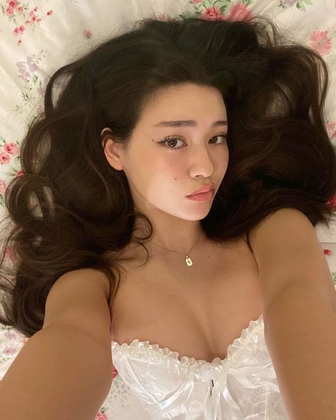 Bed Selfie, Hot Poses, Fashion Art Photography, Self Portrait Poses, Selfie Poses Instagram, Western Girl, Portrait Photography Poses, Best Photo Poses, Selfie Ideas Instagram