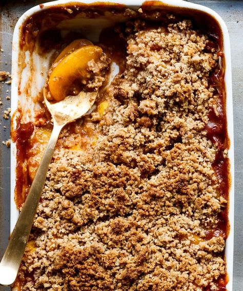 Summer Peach Crisp {Low Sugar} - Jennifer Tyler Lee Sugar Free Peach Crisp, Zoe Recipes, Special Deserts, Vegan Peach Cobbler, Easy Peach Crisp, Noom Recipes, Peach Crisp Recipe, Vegan Peach, Low Sugar Desserts