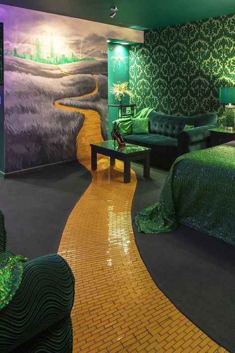 Kick Off Your Ruby Slippers — This Wizard of Oz Hotel Room Has a Glittery Emerald Bedspread Wizard Of Oz Room Ideas, Diy Emerald City Wizard Of Oz, Emerald City Theme, Wizard Of Oz Decorations Emerald City, Emerald Castle Wizard Of Oz, Escape Room Design, Room In New York, Themed Hotel Rooms, Wizard Of Oz Castle Emerald City