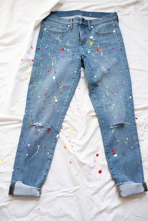 A Fun How-To: Splatter Paint Your Jeans | The Mom Edit Jeans Skirt Outfit, Jean Jacket Diy, Paint Splatter Jeans, Blue Jean Outfits, Bleached Jeans, White Jeans Outfit, Jeans Outfit Summer, Blue Ripped Jeans, Black Jeans Outfit