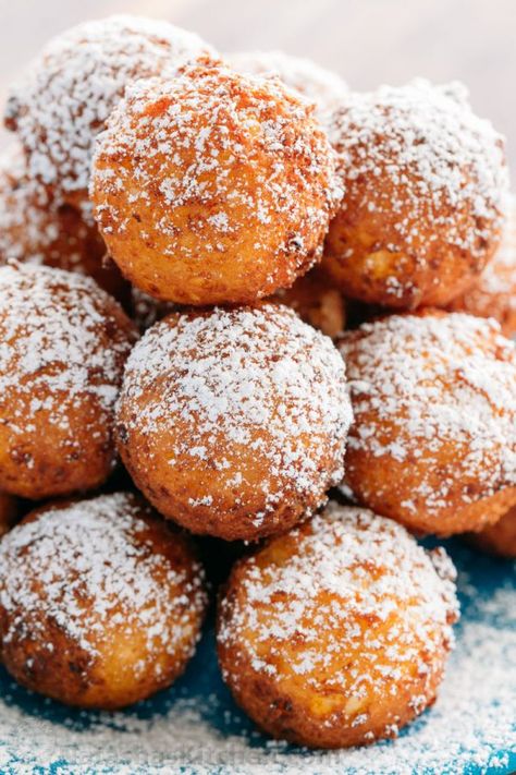 Billowy soft and lightly sweet Donut Holes (Russian Ponchiki). These donut holes are made with cheese giving them unforgettable flavor. Easy donut recipe! Russian Breakfast, Easy Donut Recipe, Easy Donuts, Baked Donut Recipes, Russian Food, Donut Recipe, European Recipes, Croatian Recipes, Banana Dessert