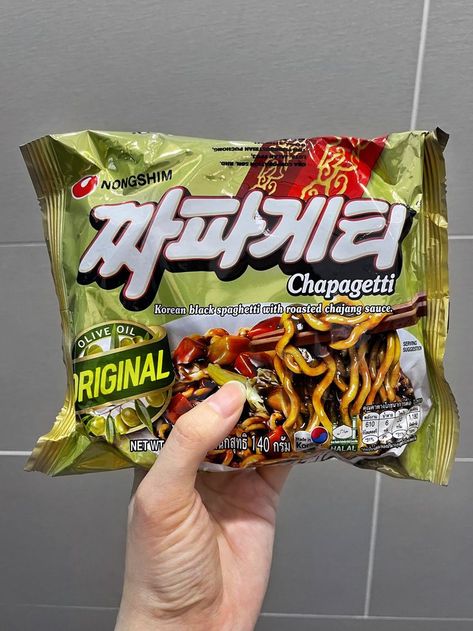 Nongshim Chapagetti is Nongshim version of Korean Jajangmyeon (or Jjajangmyeon) noodles, which is made with Chunjang (black bean paste), which consists a mixture of soybeans, flour, caramel and then fermented. #Koreancuisine #Jjajangmyeon Korean Food Jajangmyeon, Noodle Korean, Black Bean Ramen, Jajamyeon Noodles, Snacks Korean, Noodles Korean, Korean Instant Noodles, Black Noodles, Black Bean Noodles