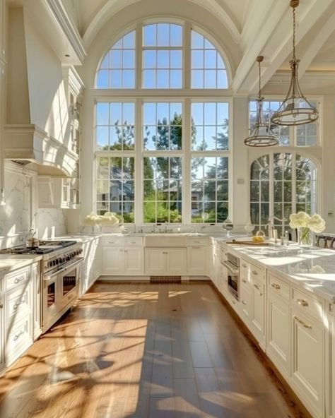 Big Bright Kitchen, East Coast Style Homes, Pretty Houses Interior, White House Aesthetic, New England Home Interiors, Cute Houses Interior, Southern Style Homes Interior, Classy House, Cape Cod Kitchen