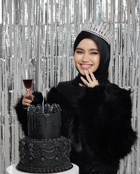 Outfit Birthday Party Hijab Black, Birthday Outfits Hijab, Birthday Photoshoot Hijab, Birthday Outfit Hijab Ideas, Birthday Hijab Outfit, Birthday Photoshoot Elegant, Sweet 17 Birthday Ideas Dress, Photoshoot Birthday Ideas Women, Ootd Birthday Party Hijab