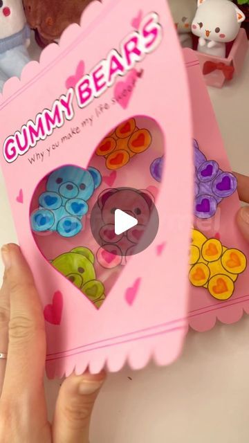 Diy Gummy Bear Decoration, Gummy Bear Crafts, Handmade Gift Ideas For Best Friend Diy, Diy Presents For Friends, Diy Presents For Best Friends, Easy Diy Paper Crafts, Reuse Crafts, Crafts To Do When Your Bored, Diy Gift Card