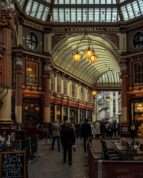 Leadenhall Market is definitely a place not to miss when visiting London, especially if you are a Harry Potter fan 🧙‍♀️🪄✨. Not even halfway through the week yet 😖 #leadenhallmarket #prettycitylondon Leadenhall Market London Harry Potter, Leadenhall Market London, London Harry Potter, Visiting London, Visit London, Harry Potter Fan, London City, To Miss, Harry Potter