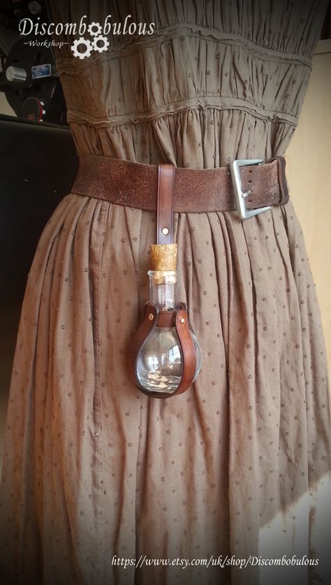 Steampunk Harry Potter Potion Bottle Belt Hanger for Witches and Wizards, Gryffindor, Slytherin, Hufflepuff, Ravenclaw, Hogwarts Potion Bottle Belt, Dnd Steampunk, Harry Potter Potions, Belt Hanger, Fair Outfits, Fest Outfits, Hallowen Costume, Estilo Hippy, Magic Potion